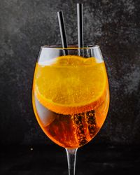 aperol-spritz-prosecco-aperol-sliced-orange-side-view